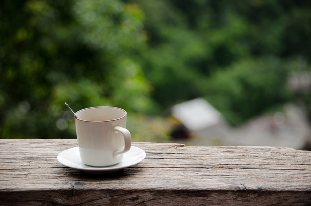 Kaffeetasse auf Holztisch. - Foto, Bild