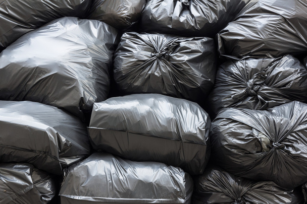 pila de bolsas de basura negro
  - Foto, Imagen