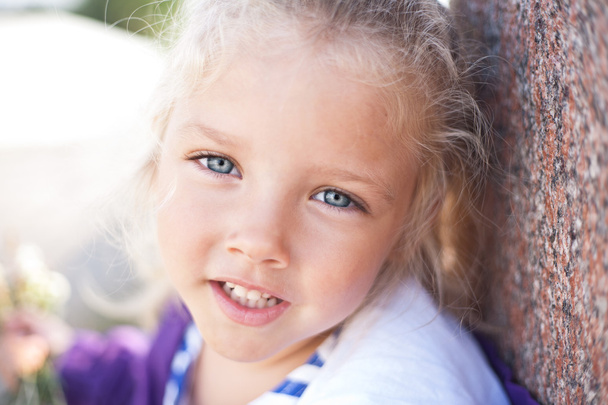 Retrato de una linda niña sonriente
 - Foto, imagen