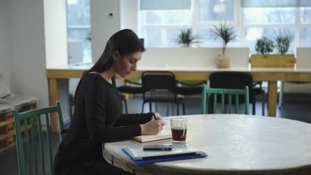 Žena pracuje a čekání na schůzku s obchodním partnerem - Záběry, video
