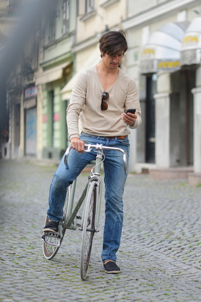 Νεαρός άνδρας οδήγηση ενός ποδηλάτου fixie - Φωτογραφία, εικόνα