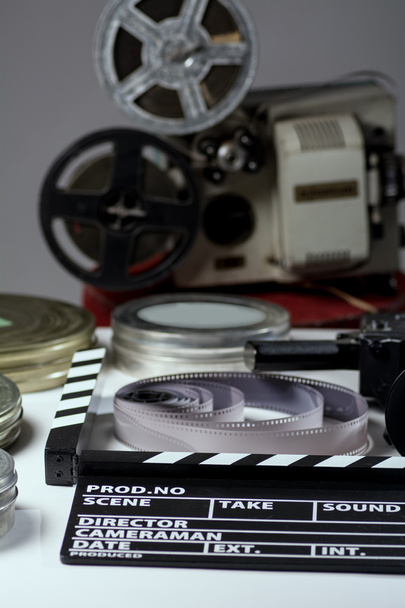 Старая ретро-камера, пленка хлопает, рулоны пленки и 35 мм коробки f
 - Фото, изображение