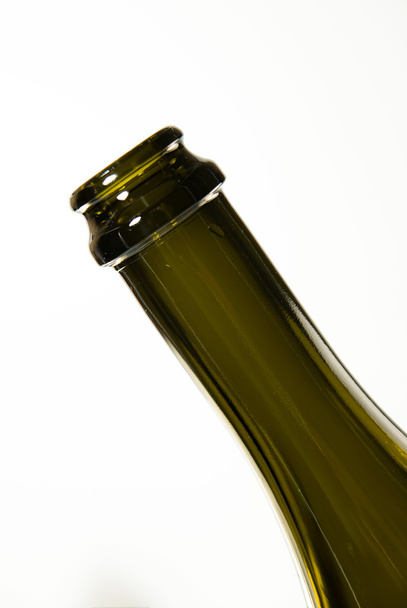 O pescoço de uma garrafa de vinho em branco
 - Foto, Imagem