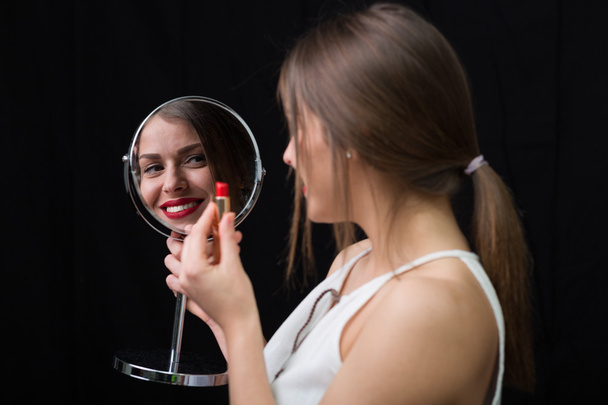 Жінка з дзеркалом і червоною помадою
 - Фото, зображення