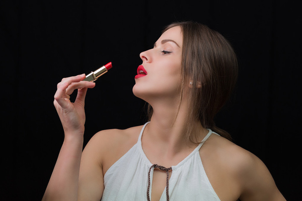 vrouw met een rode lippenstift - Foto, afbeelding