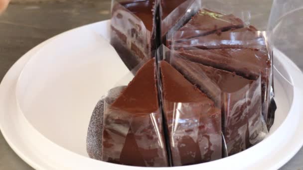 Opslaan van chocolade taart aan plastic container - Video