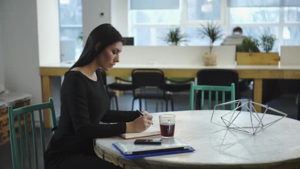 Žena pracuje a čekání na schůzku s obchodním partnerem - Záběry, video