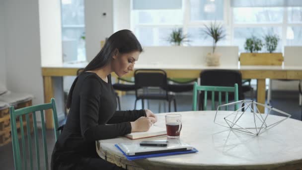Vrouw werken en wachten op de ontmoeting met de businesspartner - Video