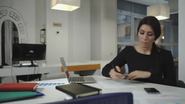 Uma mulher trabalhando no computador, tomando notas em um lençol, migalhas e joga
 - Filmagem, Vídeo