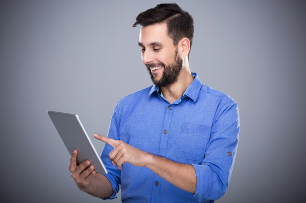 Hombre sosteniendo tableta digital - Foto, Imagen