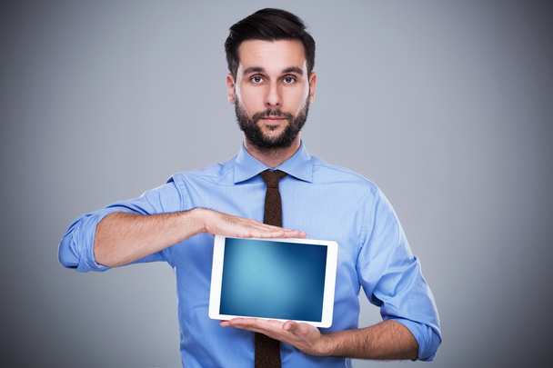 Muž držící digitální tablet - Fotografie, Obrázek