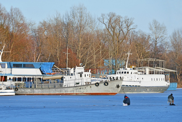Schiff im Winterhafen - Foto, Bild