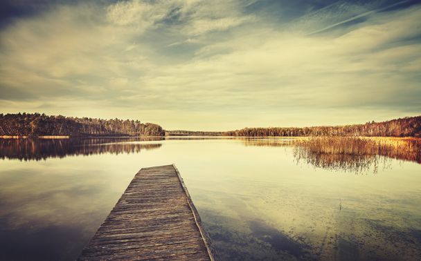 Image stylisée vintage d'un lac et d'une jetée en bois
. - Photo, image