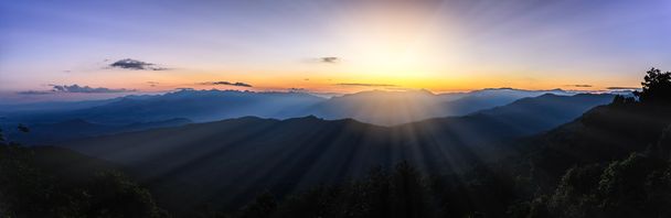 Panoramatický pohled na panorama s mlhou a hory na Doi Pha Hom Pok, druhá nejvyšší hora v Thajsku, Chiang Mai, Thajsko. - Fotografie, Obrázek