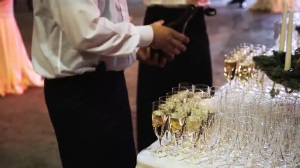 pincérek ömlött pezsgő pohár - Felvétel, videó