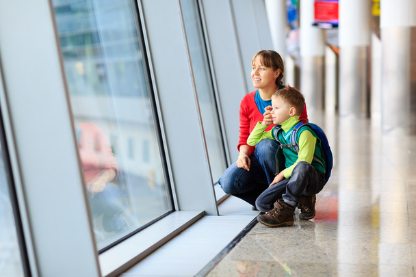 Familienreise - Mutter und Sohn im Flughafen - Foto, Bild