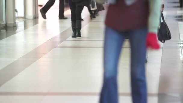 Τα πόδια των ανθρώπων το περπάτημα γύρω από το κατάστημα - Πλάνα, βίντεο