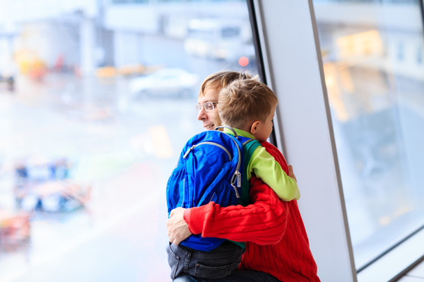 podróży rodziny-ojciec i syn na lotnisku - Zdjęcie, obraz