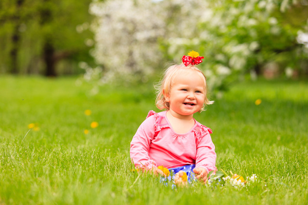 aranyos boldog kis lány a tavaszi virágok - Fotó, kép