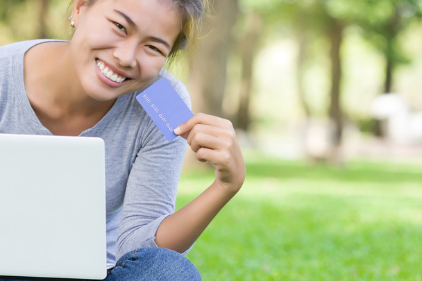Szczęśliwa kobieta z karty kredytowej i laptopa payme nowy łatwy styl życia - Zdjęcie, obraz