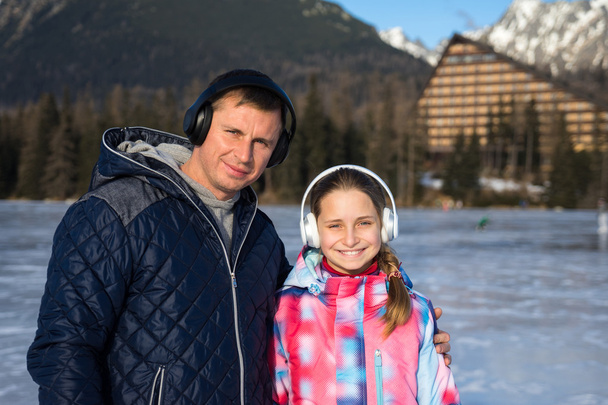 Padre con hija disfrutando de las vacaciones de invierno
 - Foto, Imagen