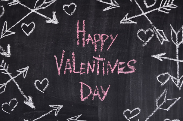 Feliz día de San Valentín con corazones, flechas. Tiza
 - Foto, imagen