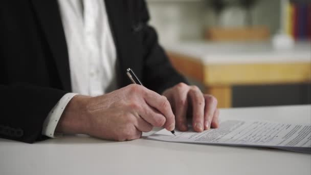 Un homme d'affaires signe des documents
 - Séquence, vidéo