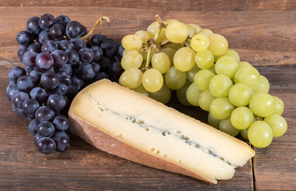 Fransız MORBIER peynir siyah beyaz üzüm ile - Fotoğraf, Görsel