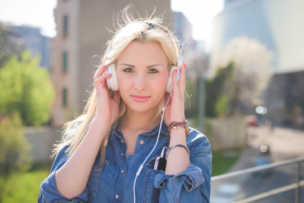 blonde girl listening to music  - Fotografie, Obrázek