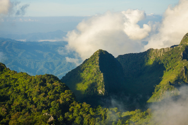 Wapienne góry krajobraz w Doi Luang Chiang Dao - Zdjęcie, obraz