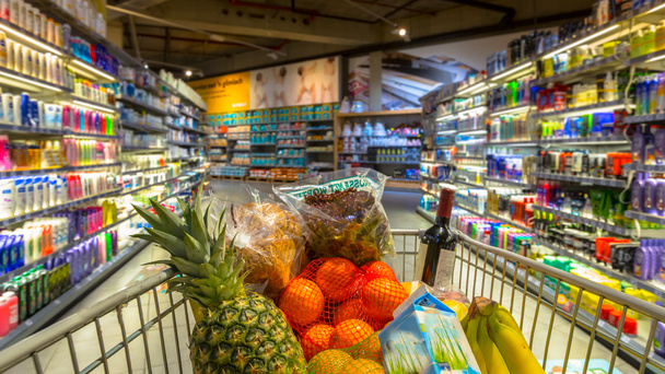 Carro en el supermercado con productos alimenticios
 - Foto, Imagen