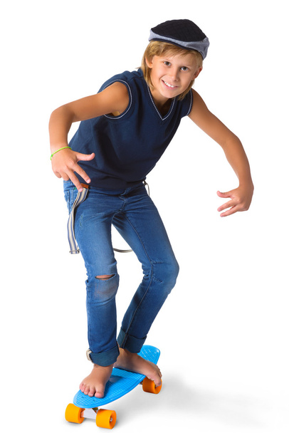 Bonito menino loiro ou adolescente em comprimento total estilo casual jeans azul posando e mostrando polegares isolados no branco
 - Foto, Imagem