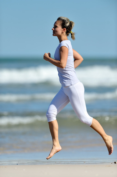 Young woman jogging on the beach - Foto, Bild