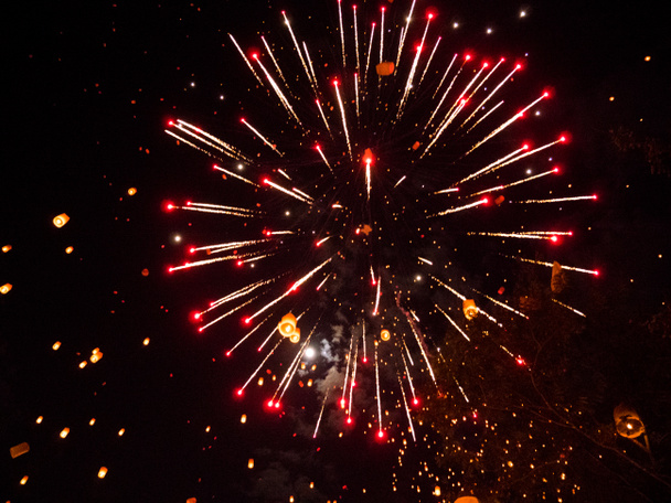 Lanterne e fuochi d'artificio in cielo
 - Foto, immagini