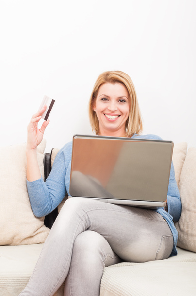única mulher compras on-line usando cartão de crédito
 - Foto, Imagem