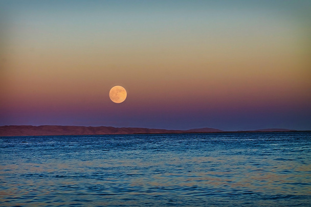 luna llena sobre el mar - Foto, Imagen