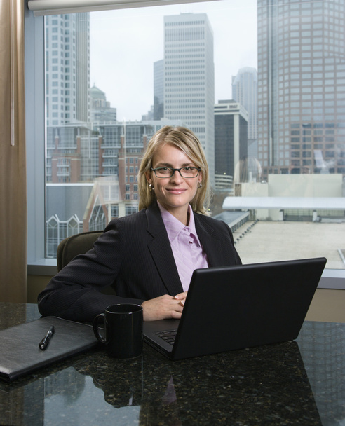 Smiling Businesswoman with Laptop - Φωτογραφία, εικόνα