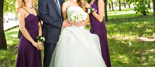 elegáns, stílusos boldog vendégek a menyasszony és a vőlegény - Fotó, kép
