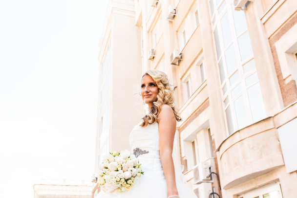 Beautiful bride with bouquet - Valokuva, kuva