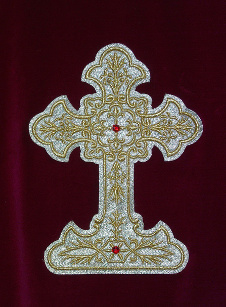 Cruz cristã decorativa em fundo vinoso para diferentes nós
 - Foto, Imagem