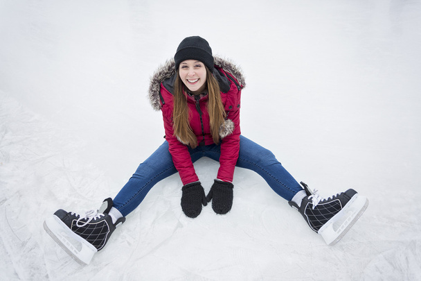 picture of a young woman having some problems with skating - Foto, afbeelding