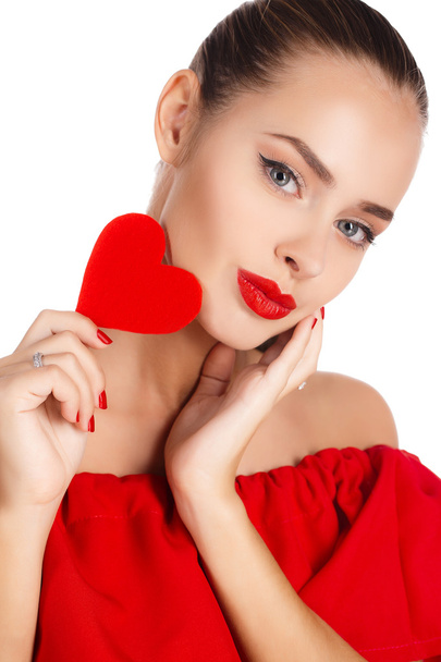 Portrait of Beautiful gorgeous woman with glamour bright makeup and red heart in hand - Valokuva, kuva