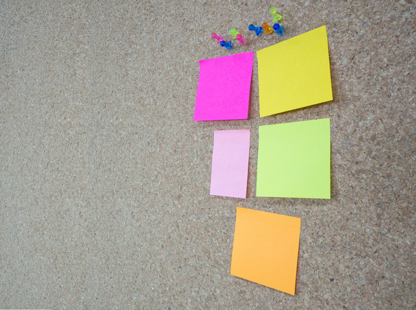 Groupe de punaises épinglées et notes de service colorées sur liège
 - Photo, image