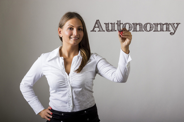 Autonomia - Kaunis tyttö kirjallisesti läpinäkyvälle pinnalle
 - Valokuva, kuva