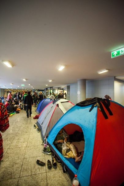 Refugiados de guerra na estação ferroviária de Keleti
 - Foto, Imagem