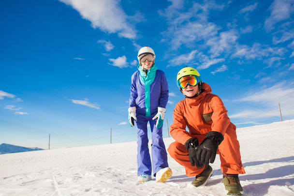 Εικόνα των δύο snowboarders διασκεδάζοντας στην κορυφή Dolomiti Άλπεις - Φωτογραφία, εικόνα