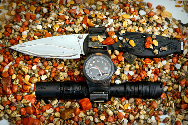 Uhr zielt auf ein Messer - Foto, Bild
