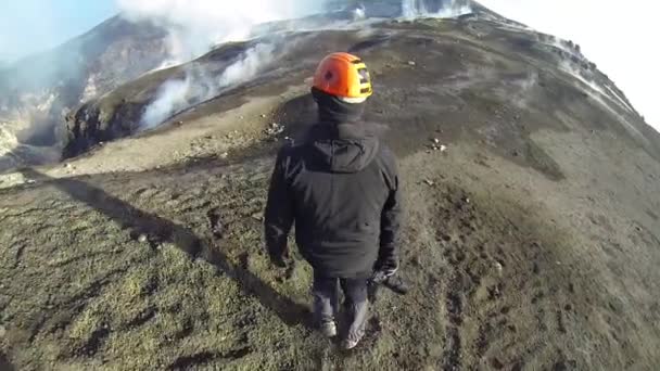 Geólogo nas crateras do vulcão Etna em erupção
 - Filmagem, Vídeo