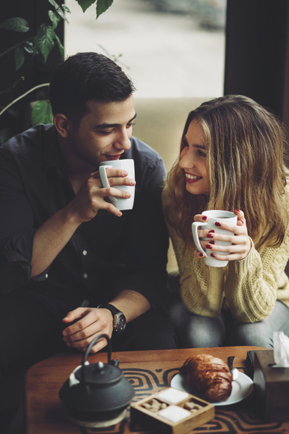 Couple amoureux boire du café dans un café
 - Photo, image