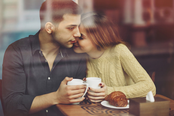 Paar in liefde drinken koffie in koffie winkel - Foto, afbeelding
